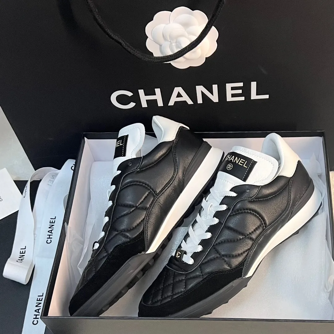 👟👟Ex-factory price p520👟👟 Women's shoes, women's clothing CHANEL 23s spring and summer sneakers new style ❤️ Original purchase, development, production, Xiaoxiang's casual sports shoes this season have hit Xiaohongshu INS. Various social platforms exploded like crazy! Classic design. The upper is electro-embroidered with various techniques. The outsole is fashionable and sporty. Extraordinary inclusion of a variety of panda shoe color elements. Lightweight and versatile❗️Not tired when you run wild❗️ Exquisitely packaged at the delivery counter🛍📦 ▪️Inner lining: original imported lambskin + diamond craft ▪️Sole: original molded T👟👟factory price pU combination outsole ▪️Heel height: 2CM ▪️Size: Women's size 35-40